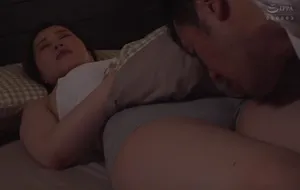 3 ngày chồng yêu đi công tác, vợ ở nhà nữa đêm bị bố ông xã mò vào phòng