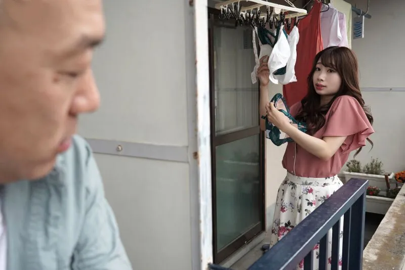 Gã cạnh nhà chuyên soi mói và cặp người vợ anh xã thường xuyên rên la quá to