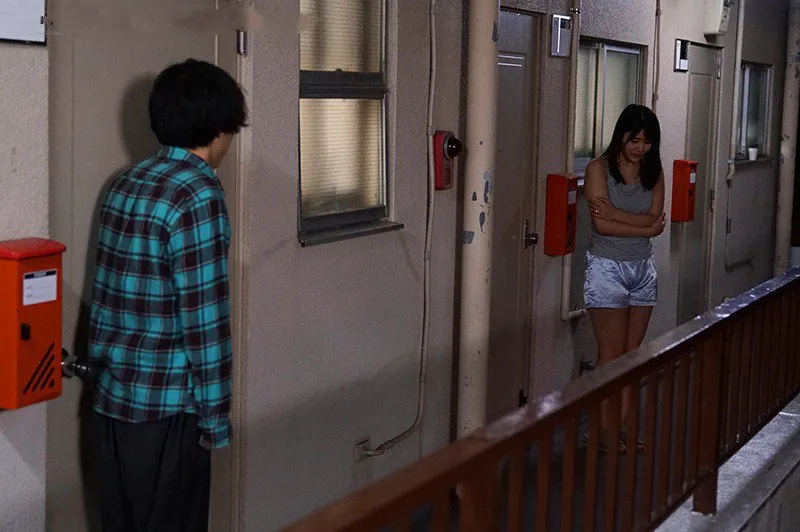 Bí mật lén lút với cô nàng nhà bên cãi nhau bị ông xã đuổi ra cửa