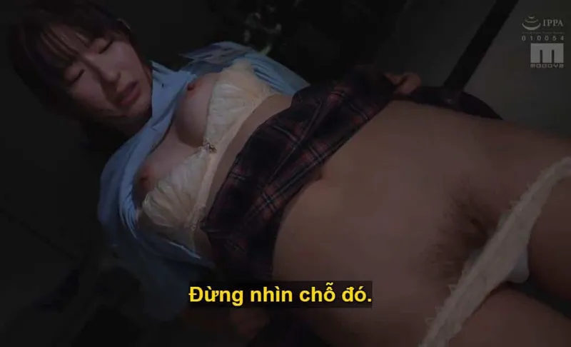 Sếp dự định "xử" em nhân viên kiêu kỳ lười nhác, suốt ngày bận rộn tán tỉnh bạn trai qua tin nhắn.